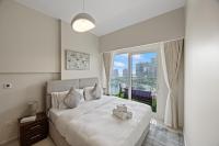 cozy -Two Bedroom Apartment with Lake View