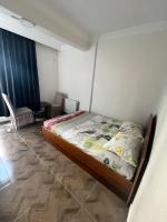 Zimmer mit Kingsize-Bett und Meerblick