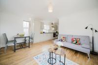 Central Woking Retreat - Two-bed flat with parking - Bed and Breakfast Horsell