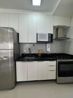 Apartamento na Praia das Toninhas em Ubatuba 350m da praia -2 quartos sendo 1 suite, varanda gourmet com churrasqueira, ar condicionado, cozinha completa, duas garagens - Chambres d'hôtes Ubatuba