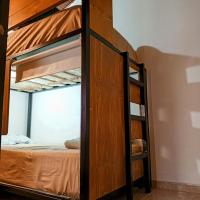 Cama en habitación compartida con 4 camas