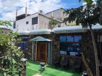 Casa Cypress - One Block from the Beach! - Modern Oasis w WiFi & AC - B&B Puerto Baquerizo Moreno