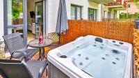 Apartament z prywatnym jacuzzi przy deptaku by Royal Aparts Holiday Mountain Residence - Chambres d'hôtes Świeradów-Zdrój