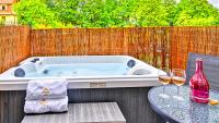 Apartament z prywatnym jacuzzi przy deptaku by Royal Aparts Holiday Mountain Residence - Chambres d'hôtes Świeradów-Zdrój