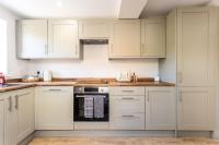Lansdown House Long Stays Free parking and Wi-Fi - B&B Swindon