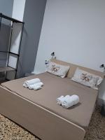 Zimmer mit Kingsize-Bett und Balkon
