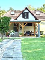 Szárszó Apartment with 3 rooms and PRIVATE BEACH, PRIVATE PARKING - Bed and Breakfast Balatonszárszó