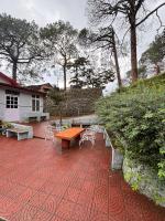 The Heritage manor l on mall road Kasauli l Private Lawn l 2 Min walk to heritage market - B&B Kasauli