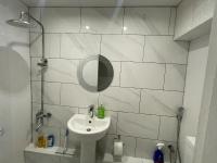 Beautiful Spacious Central 5 Bedroom House 3 Bathrooms - Free Parking - Chambres d'hôtes Cardiff