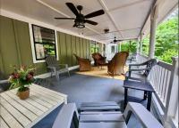 Large Hillside Retreat with Pool and Hot Tub - B&B Spencer Hills