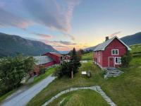 Historic Farmhouse In Scenic Isfjorden - Ferienwohnung Isfjorden