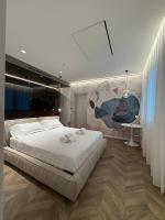 Zimmer mit Queensize-Bett und Whirlpool-Badewanne
