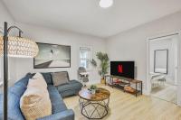 Chic 2 BR Urban Retreat Near Beach Free Parking - B&B Oshawa