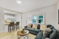 Chic 2 BR Urban Retreat Near Beach Free Parking - Ferienwohnung Oshawa