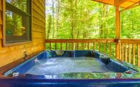 Between Here + There - Outdoor Hot Tub, Wooded Views + Games! - Bed and Breakfast Gatlinburg
