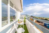 Panoramic Sea View Apartment Sleeps 4-Free Parking - Chambres d’hôtes Bournemouth