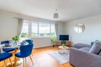 Beautiful Sea View 2 bedroom Sleeps 6-Free Parking - Chambres d’hôtes Bournemouth