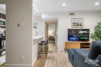 1BR 1BA Pet Friendly Condo w Pool, Gym, Walk to SoCo and Lake by Austin Vacay - Chambres d'hôtes Austin