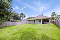 Spacious 3BR Conroe Home Sleeps 12 with Fenced Yard & Games - Chambres d'hôtes Conroe