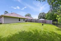 Spacious 3BR Conroe Home Sleeps 12 with Fenced Yard & Games - Chambres d'hôtes Conroe