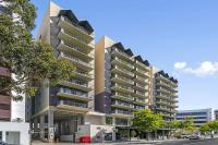 Modern Urban Escape 2BR with South-Facing Balcony - B&B Perth