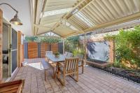 Rivervale Family Retreat-optus,river,shops,crown - B&B Perth