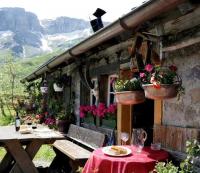 Doppelbett im Schlafraum einer Alphütte - B&B Bisisthal