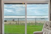 Ground Floor Beachfront Family-Sized Condo Suite - Pool and Hot Tub - Chambres d'hôtes Lincoln City