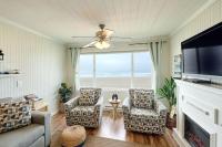 Gorgeous Beachfront Suite On Second Floor - Sleeps 4 - Pool and Sauna - Bed and Breakfast Lincoln City