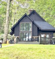 Italy Inspired Lakeview Chalet with Hot Tub - B&B Lake Harmony