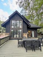 Luxe Farmhouse Chalet Sleeps 12 in Lake Harmony! Lakeview, Hot Tub, Fire pit, Games - B&B Lake Harmony