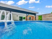 Canal-Side Townhouse with Pool & Firepit - B&B Kendale Lakes