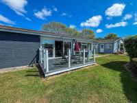 Homely Chalet On A Brilliant Holiday Park In Lowestoft Ref 12004B - B&B