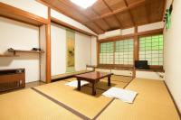 Im japanischen Stil eingerichtetes Dreibettzimmer mit privatem WC