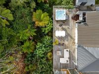 Stylish Gully Retreat with Spa and Office - Bed and Breakfast Hamilton