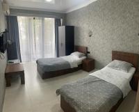 Zweibettzimmer mit Balkon
