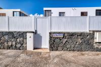 Villa Flaminia - Jacuzzi and Foosball - Just 400m from the Beach By Lanzarote Vacation Homes - Chambres d'hôtes Puerto del Carmen