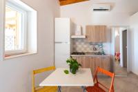 Dreibettzimmer mit Poolblick