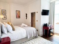 Habitación con cama extragrande.