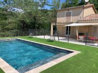 Villa spacieuse en Ardèche avec piscine , en bord de rivière - Ferienwohnung Chirols