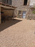Maison en pierre village calme - cour fermée, stationnement et wifi gratuit, idéale famille - Chambres d'hôtes La Sauvetat