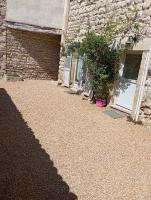 Maison en pierre village calme - cour fermée, stationnement et wifi gratuit, idéale famille - Chambres d'hôtes La Sauvetat