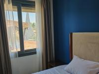 Zimmer mit Kingsize-Bett und Meerblick