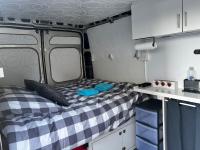 Chambre aménagée dans un fourgon - B&B Trignac