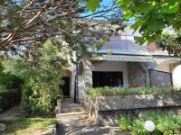 House near sea coast with green surrounding - B&B Krk