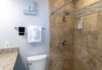 Zimmer mit Kingsize-Bett und Balkon