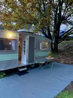 Castlemaine Gardens Vintage 60's Caravan - B&B