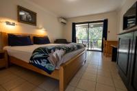 Habitación con cama extragrande.