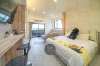 Zimmer mit Queensize-Bett und Whirlpool-Badewanne