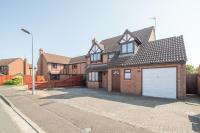 Family-Friendly 5-Bed Home with Garage & WiFi - B&B Peterborough